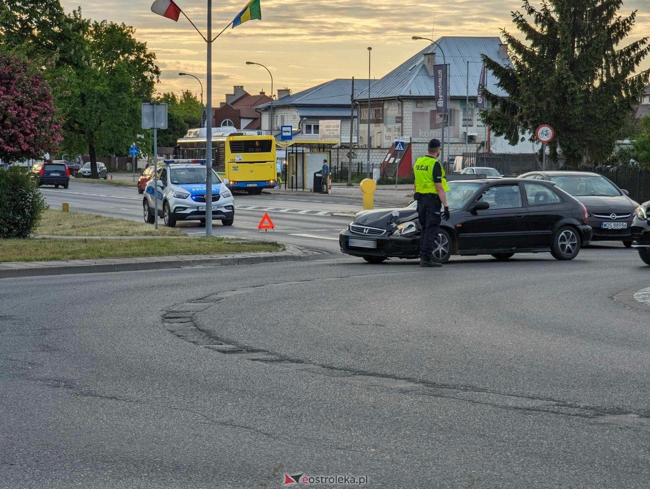 Kraksa na rondzie im. Kupiszewskiego w Ostrołęce [14.05.2024] - zdjęcie #2 - eOstroleka.pl