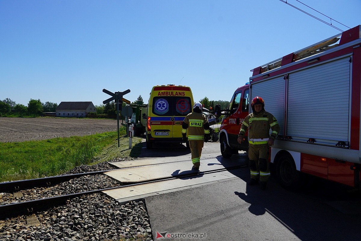 Wypadek na przejeździe kolejowym w Czarnowcu [17.05.2024] - zdjęcie #7 - eOstroleka.pl