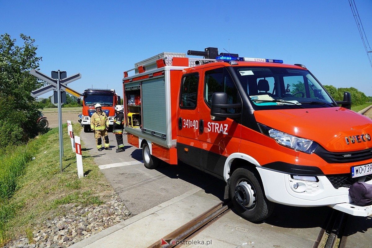 Wypadek na przejeździe kolejowym w Czarnowcu [17.05.2024] - zdjęcie #15 - eOstroleka.pl