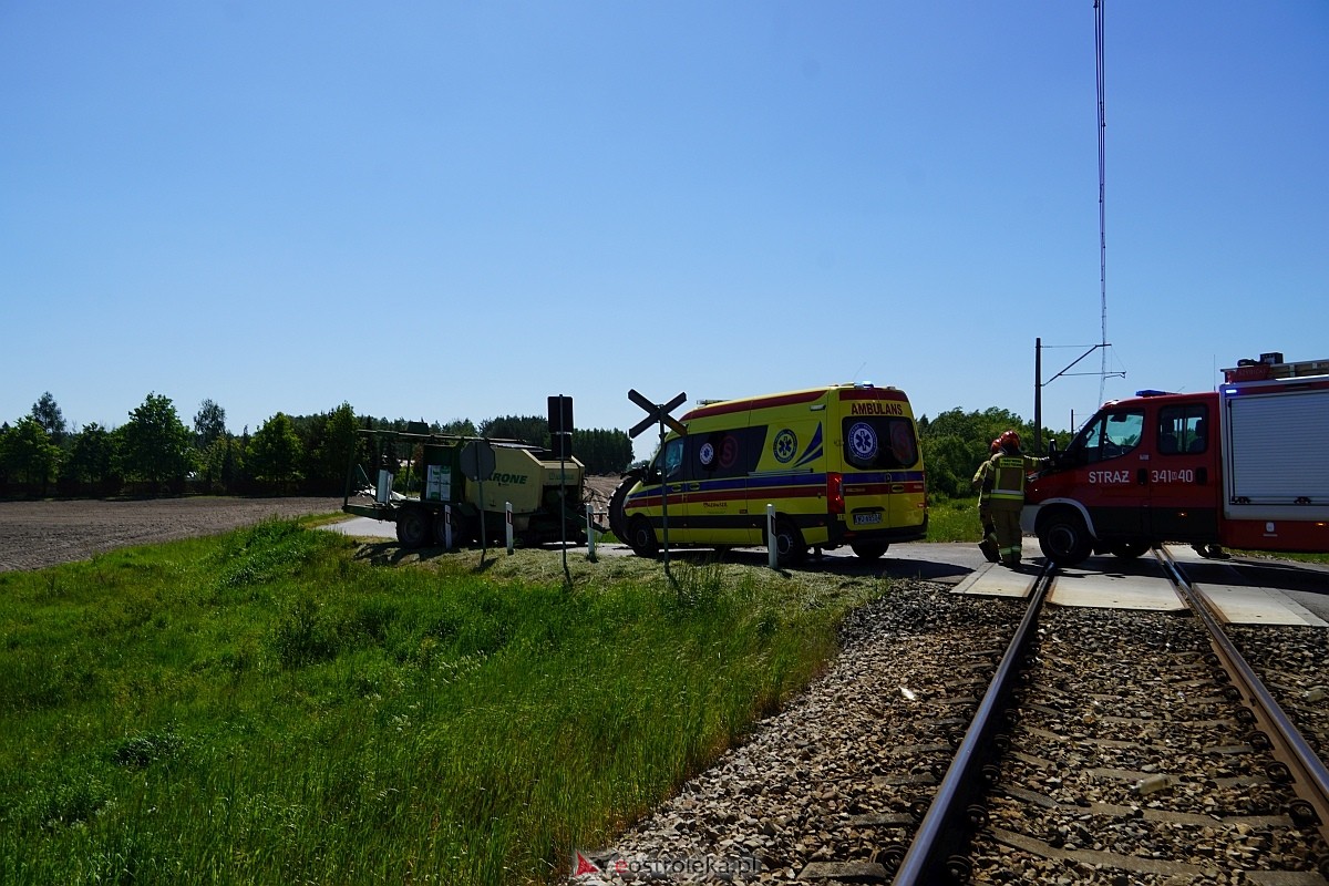 Wypadek na przejeździe kolejowym w Czarnowcu [17.05.2024] - zdjęcie #4 - eOstroleka.pl