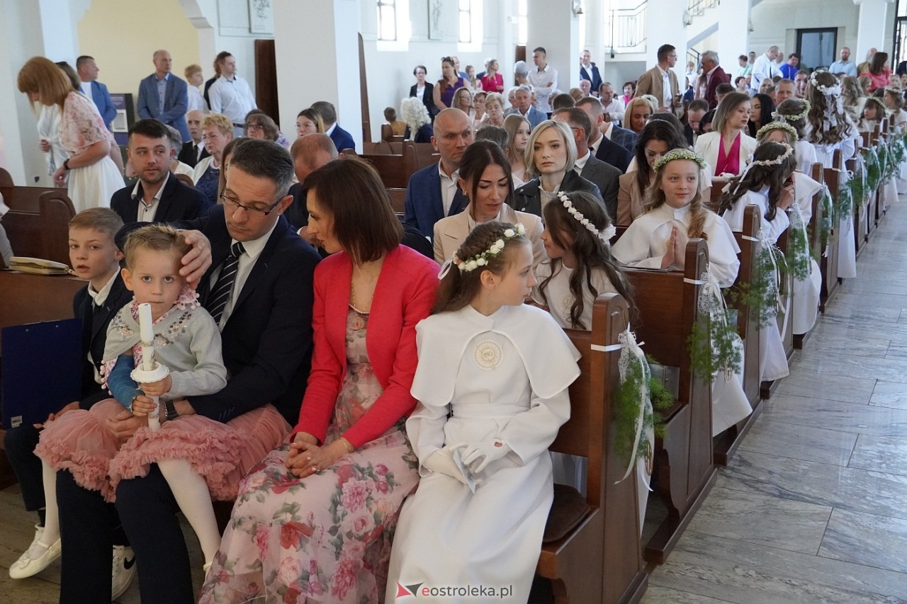 Pierwsza komunia Święta w kościele pw. św. Franciszka z Asyżu w Ostrołęce [18.05.2024] - zdjęcie #4 - eOstroleka.pl