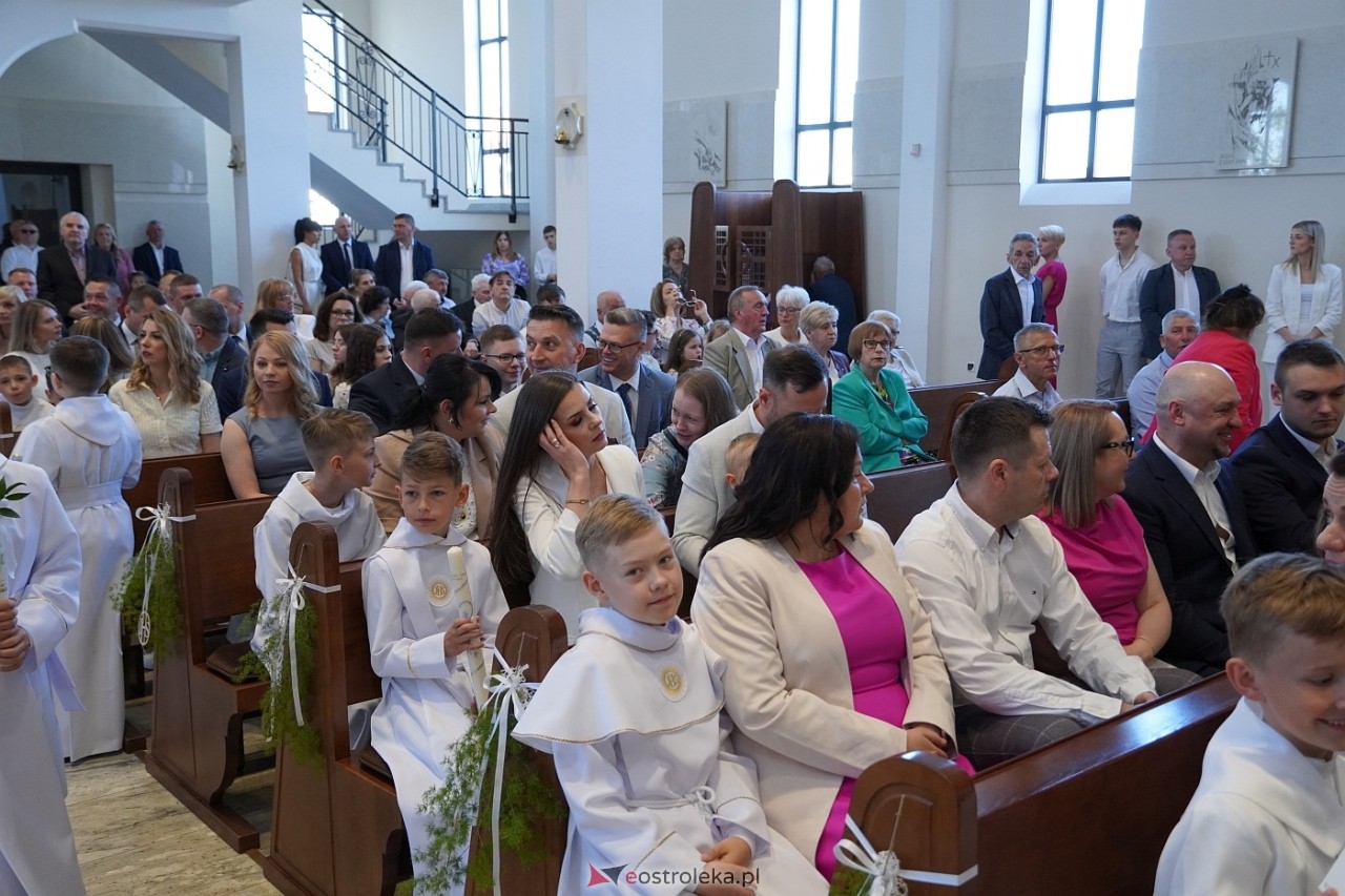 Pierwsza komunia Święta w kościele pw. św. Franciszka z Asyżu w Ostrołęce [18.05.2024] - zdjęcie #26 - eOstroleka.pl