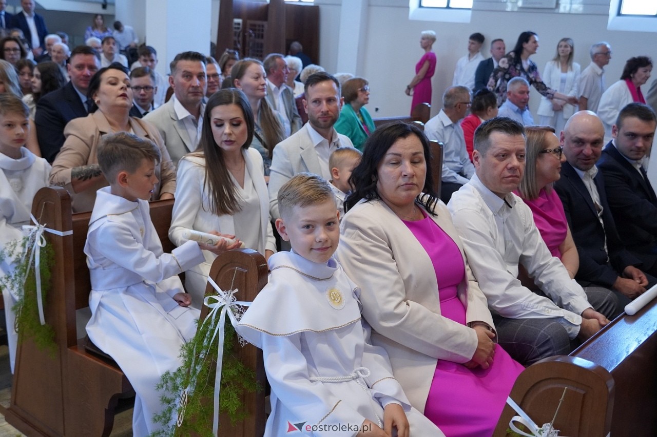 Pierwsza komunia Święta w kościele pw. św. Franciszka z Asyżu w Ostrołęce [18.05.2024] - zdjęcie #27 - eOstroleka.pl