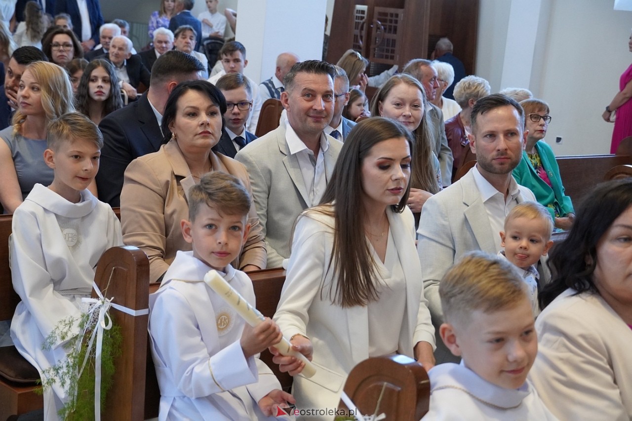 Pierwsza komunia Święta w kościele pw. św. Franciszka z Asyżu w Ostrołęce [18.05.2024] - zdjęcie #28 - eOstroleka.pl
