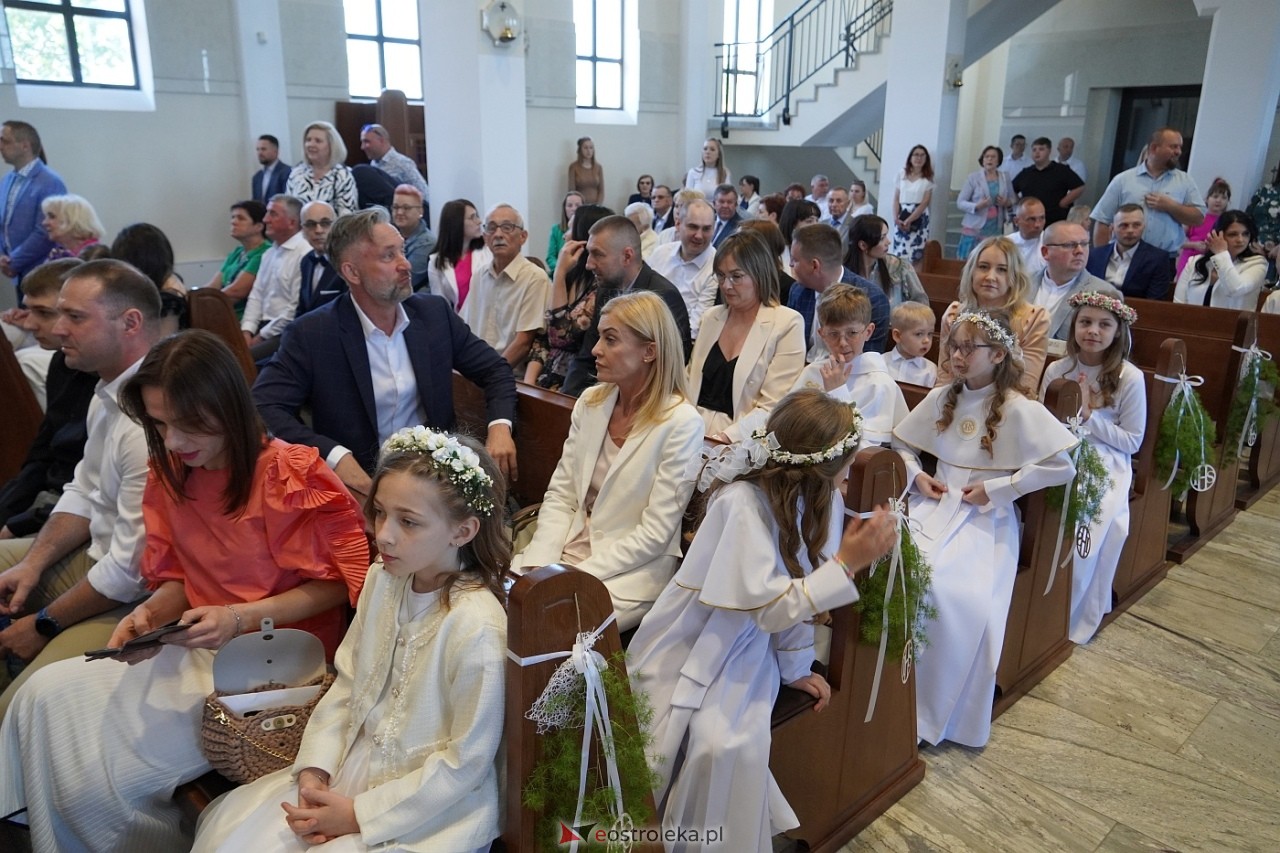 Pierwsza komunia Święta w kościele pw. św. Franciszka z Asyżu w Ostrołęce [18.05.2024] - zdjęcie #33 - eOstroleka.pl