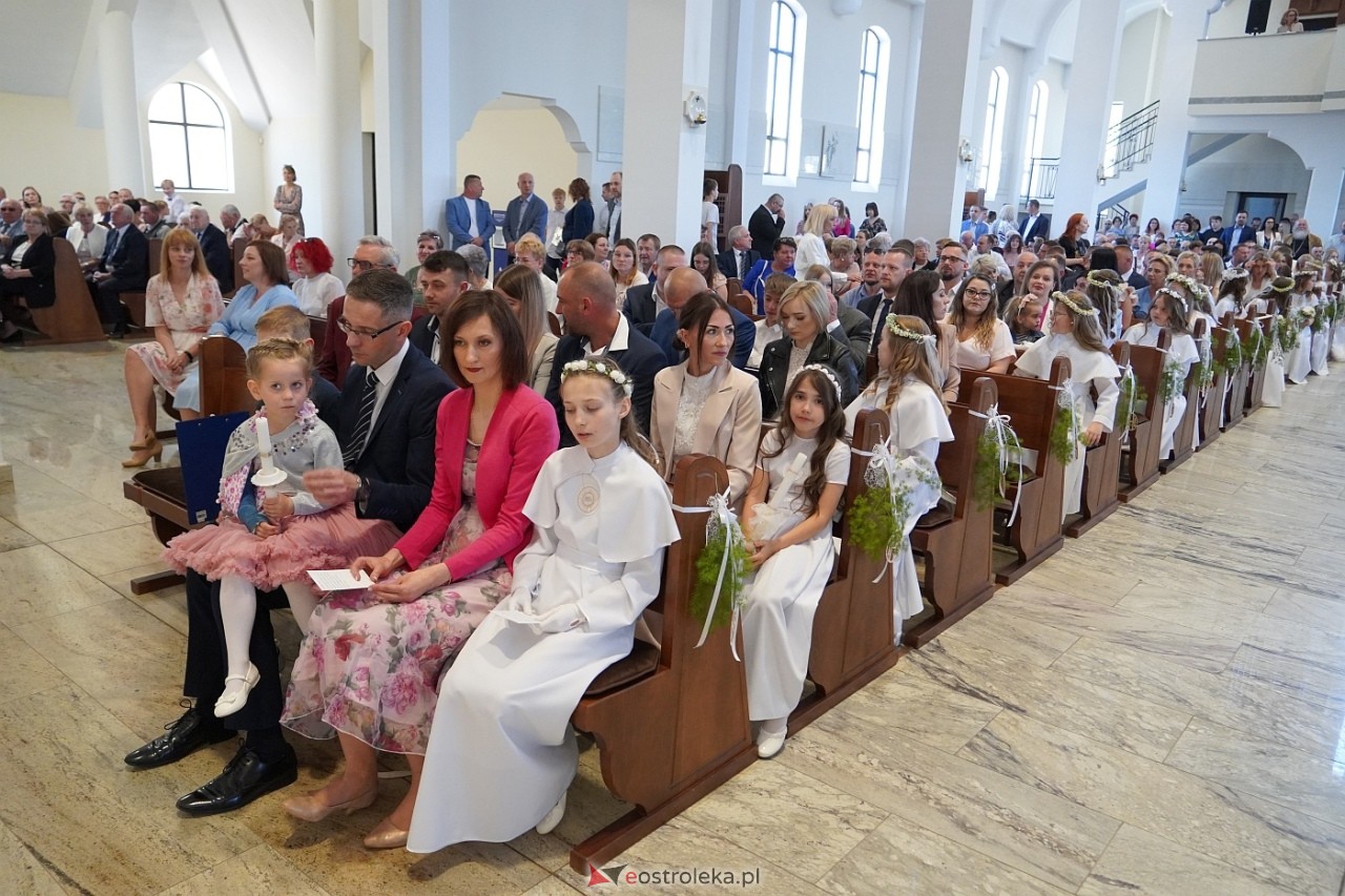 Pierwsza komunia Święta w kościele pw. św. Franciszka z Asyżu w Ostrołęce [18.05.2024] - zdjęcie #44 - eOstroleka.pl