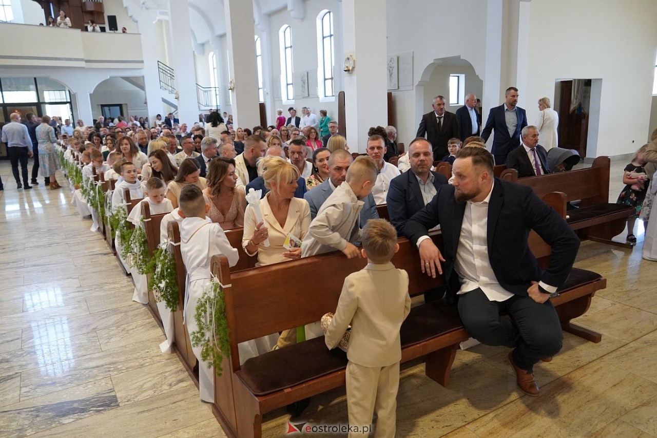 Pierwsza komunia Święta w kościele pw. św. Franciszka z Asyżu w Ostrołęce [18.05.2024] - zdjęcie #45 - eOstroleka.pl