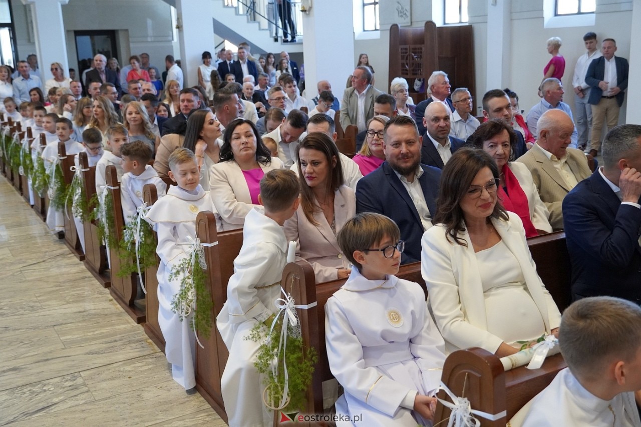 Pierwsza komunia Święta w kościele pw. św. Franciszka z Asyżu w Ostrołęce [18.05.2024] - zdjęcie #48 - eOstroleka.pl