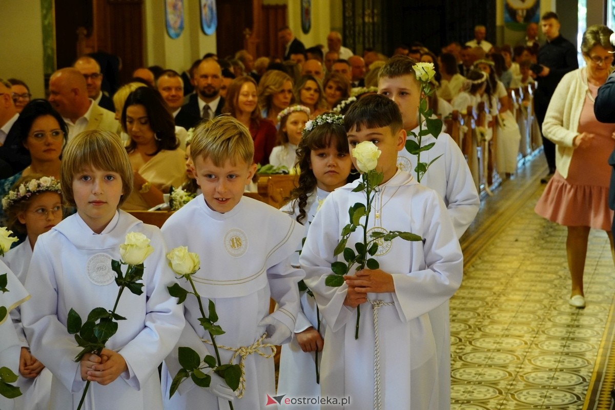 I Komunia Święta w kościele farnym w Ostrołęce [18.05.2024] - zdjęcie #54 - eOstroleka.pl