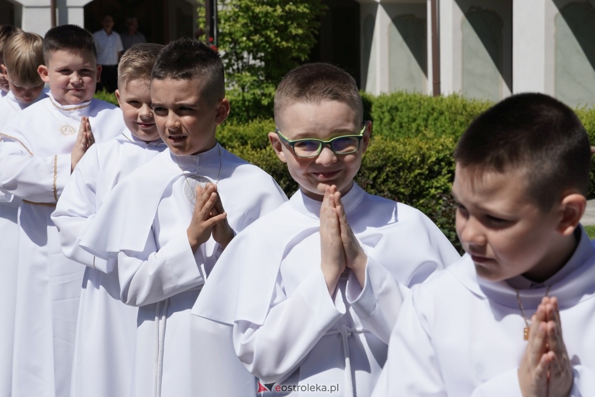 I Komunia Święta w sanktuarium pw. św. Antoniego Padewskiego w Ostrołęce 18.05.2024] - zdjęcie #40 - eOstroleka.pl