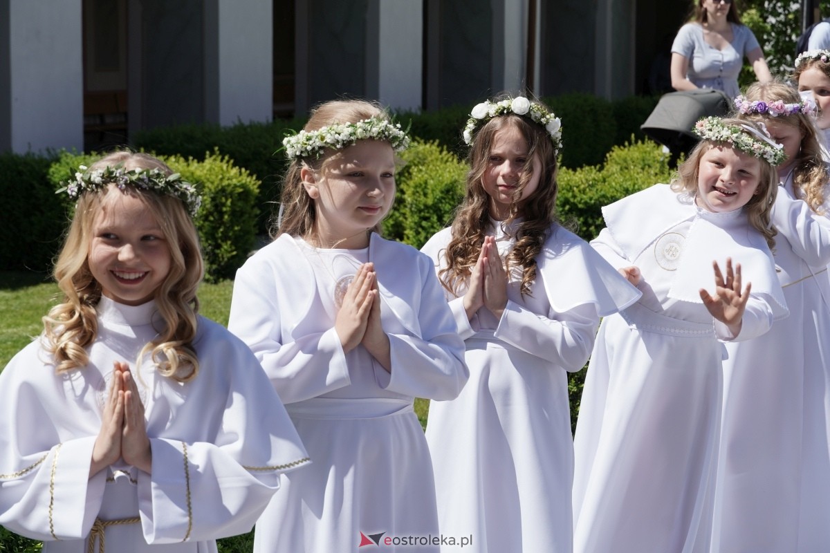 I Komunia Święta w sanktuarium pw. św. Antoniego Padewskiego w Ostrołęce 18.05.2024] - zdjęcie #63 - eOstroleka.pl