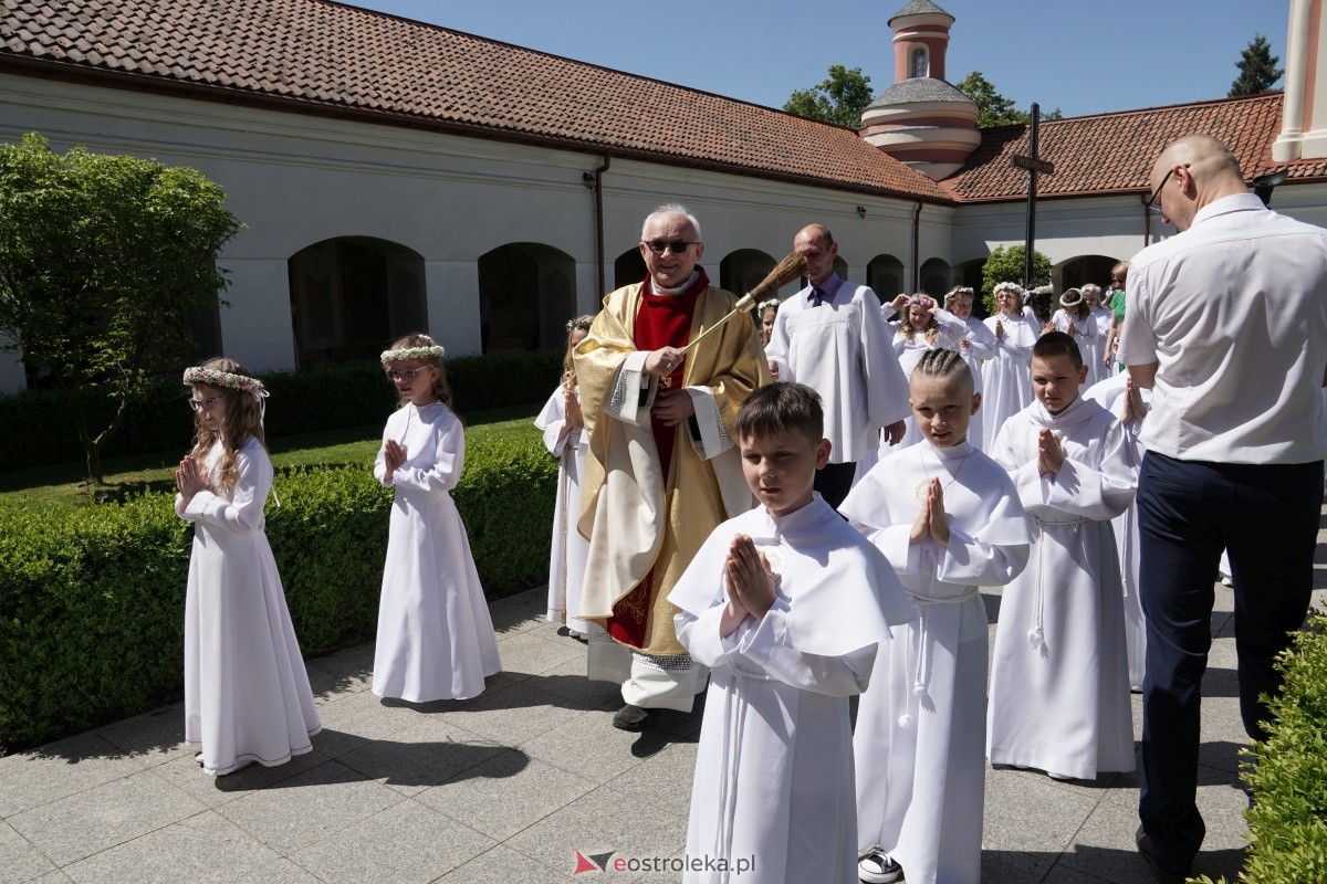 I Komunia Święta w sanktuarium pw. św. Antoniego Padewskiego w Ostrołęce 18.05.2024] - zdjęcie #82 - eOstroleka.pl