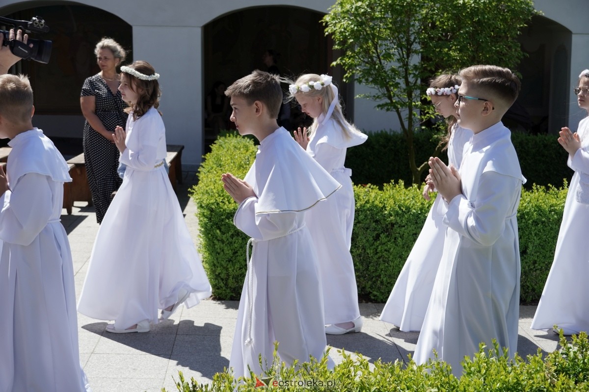 I Komunia Święta w sanktuarium pw. św. Antoniego Padewskiego w Ostrołęce 18.05.2024] - zdjęcie #97 - eOstroleka.pl