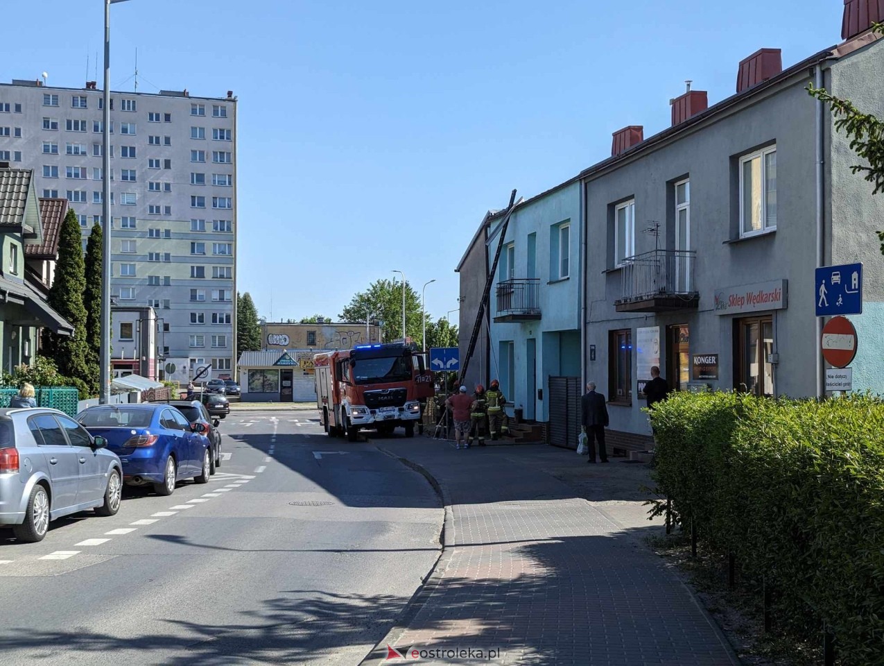 Niebezpieczna sytuacja w Ostrołęce! Porywisty wiatr zrzucił blachę z dachu na chodnik [17.05.2024] - zdjęcie #5 - eOstroleka.pl