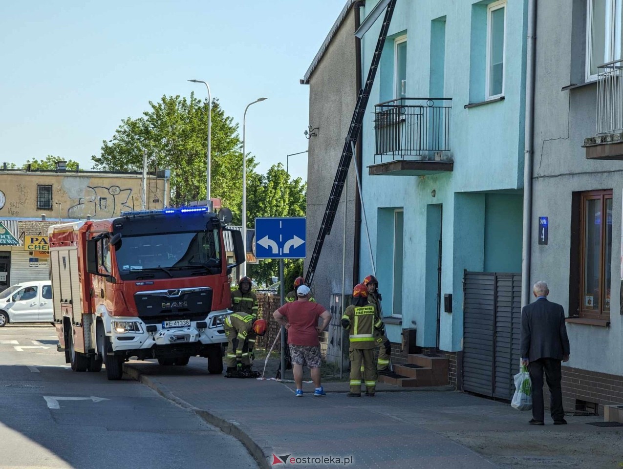 Niebezpieczna sytuacja w Ostrołęce! Porywisty wiatr zrzucił blachę z dachu na chodnik [17.05.2024] - zdjęcie #6 - eOstroleka.pl