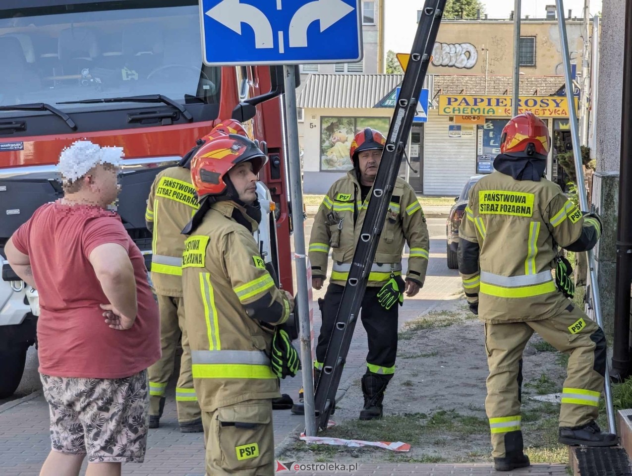 Niebezpieczna sytuacja w Ostrołęce! Porywisty wiatr zrzucił blachę z dachu na chodnik [17.05.2024] - zdjęcie #8 - eOstroleka.pl