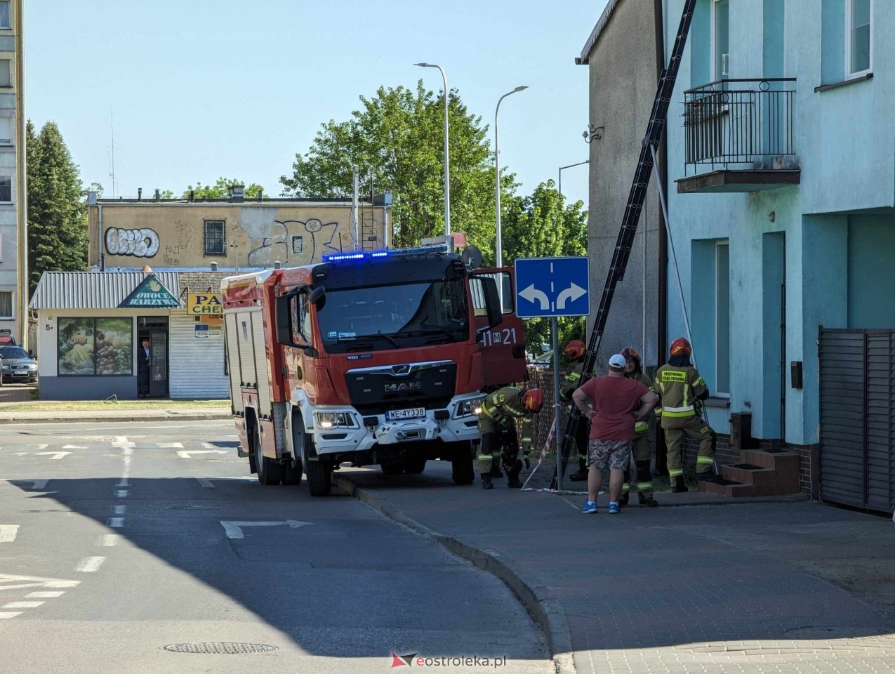 Niebezpieczna sytuacja w Ostrołęce! Porywisty wiatr zrzucił blachę z dachu na chodnik [17.05.2024] - zdjęcie #9 - eOstroleka.pl