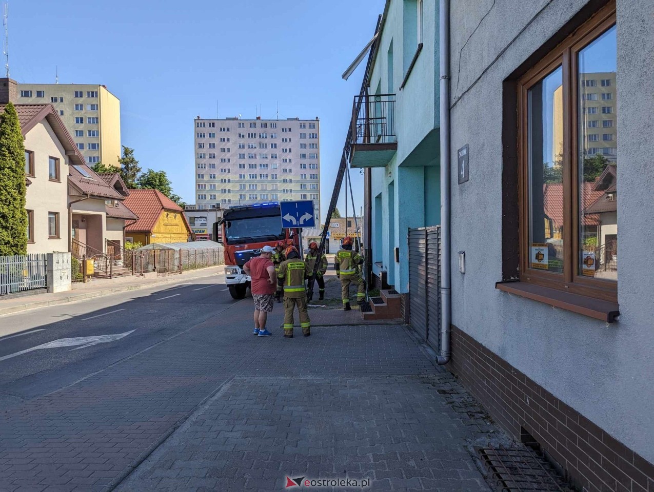 Niebezpieczna sytuacja w Ostrołęce! Porywisty wiatr zrzucił blachę z dachu na chodnik [17.05.2024] - zdjęcie #10 - eOstroleka.pl