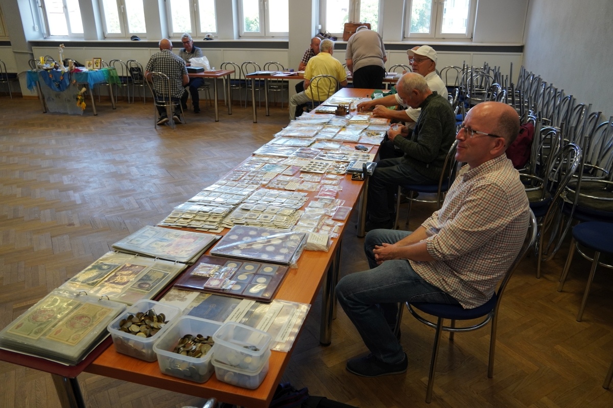 Giełda kolekcjonerska w Klubie Lokator [19.05.2024] - zdjęcie #40 - eOstroleka.pl