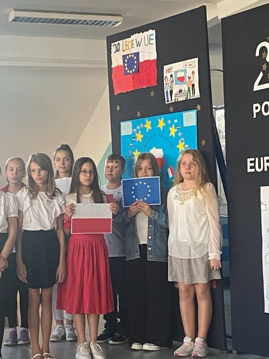 20 lat Polski w UE. Uroczystości w SP 10 [13.05.2024] - zdjęcie #7 - eOstroleka.pl