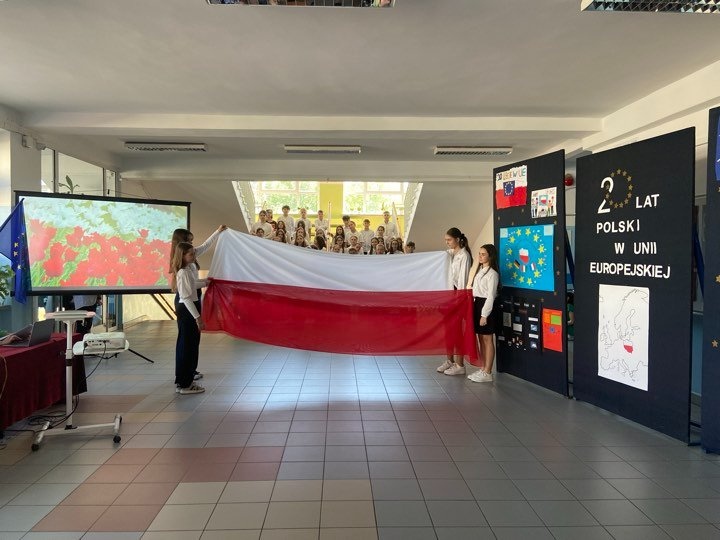 20 lat Polski w UE. Uroczystości w SP 10 [13.05.2024] - zdjęcie #5 - eOstroleka.pl