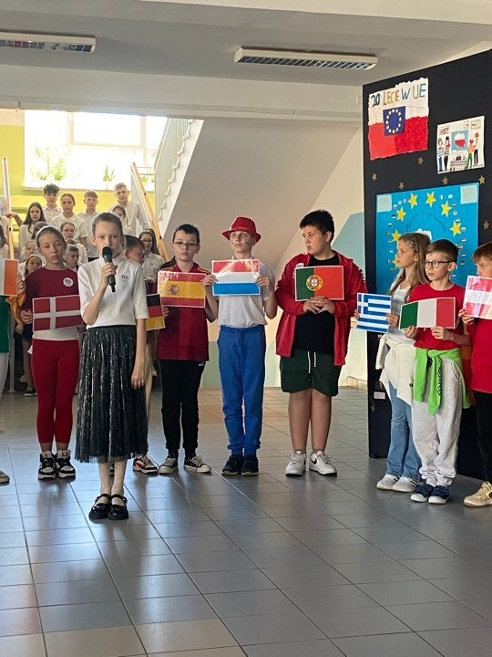 20 lat Polski w UE. Uroczystości w SP 10 [13.05.2024] - zdjęcie #1 - eOstroleka.pl