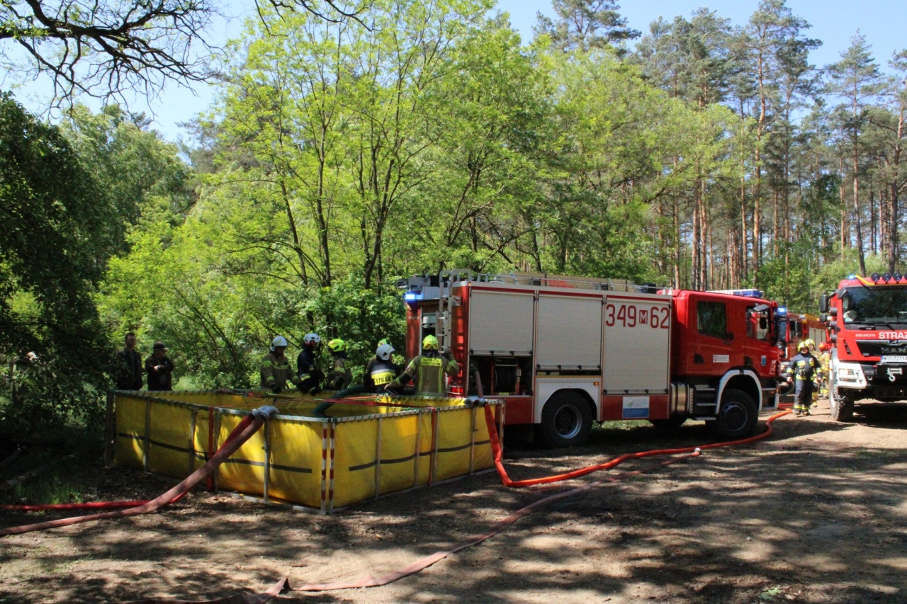 Strażacy ćwiczyli gaszenie wielkiego pożaru lasu w Parciakach [21.05.2024] - zdjęcie #5 - eOstroleka.pl