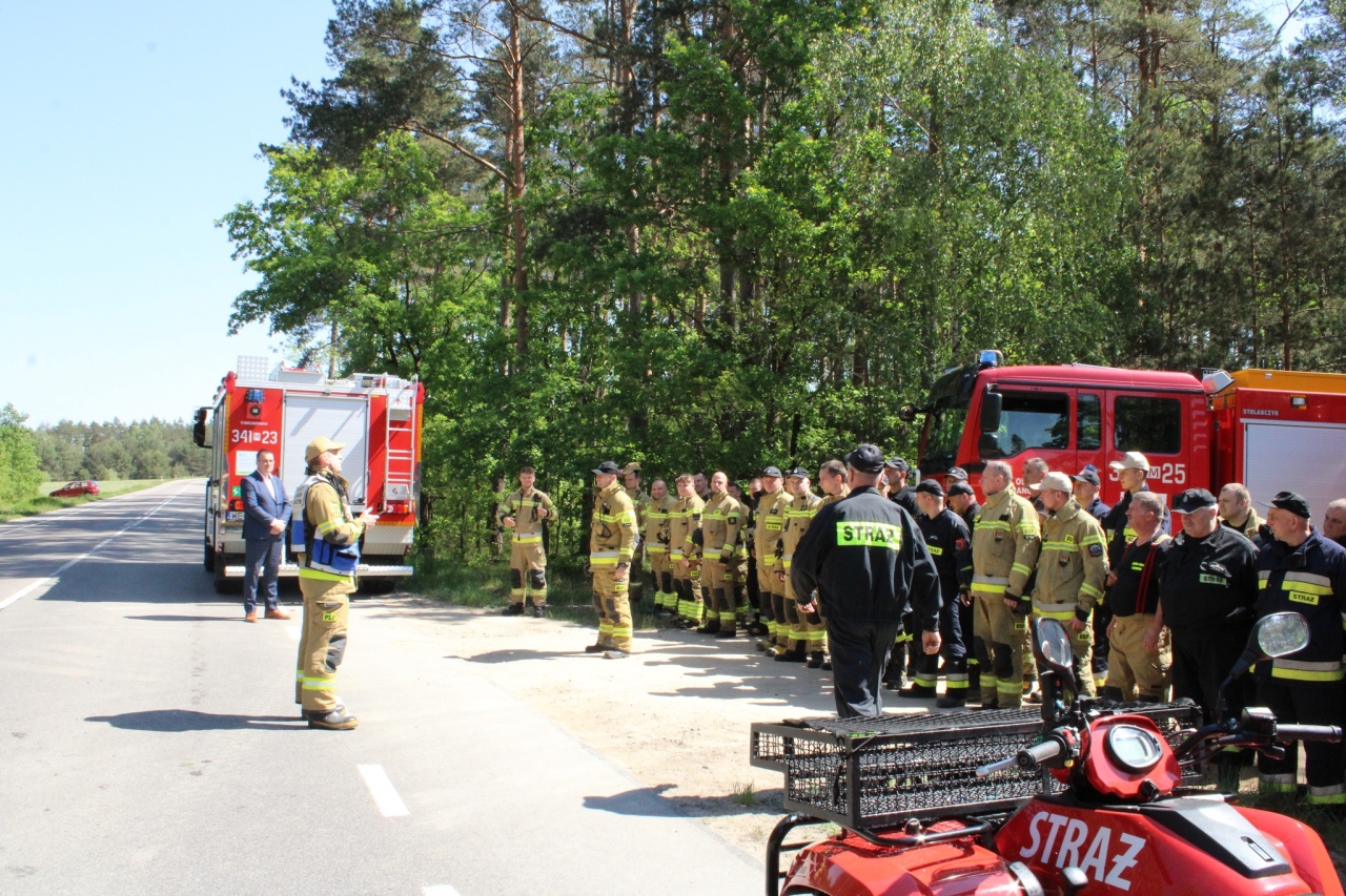 Strażacy ćwiczyli gaszenie wielkiego pożaru lasu w Parciakach [21.05.2024] - zdjęcie #1 - eOstroleka.pl