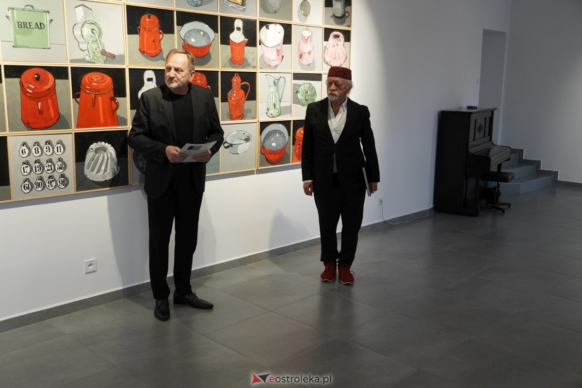 Wernisaż wystawy Obrazy, obiekty Mieta Olszewskiego [23.05.2024] - zdjęcie #46 - eOstroleka.pl