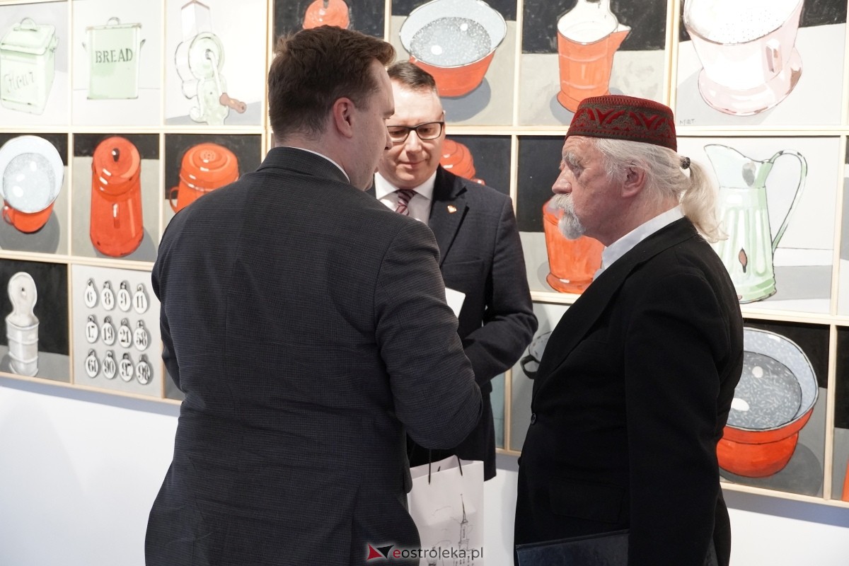 Wernisaż wystawy Obrazy, obiekty Mieta Olszewskiego [23.05.2024] - zdjęcie #44 - eOstroleka.pl