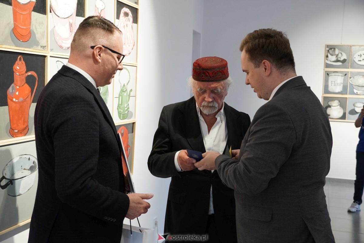 Wernisaż wystawy Obrazy, obiekty Mieta Olszewskiego [23.05.2024] - zdjęcie #43 - eOstroleka.pl