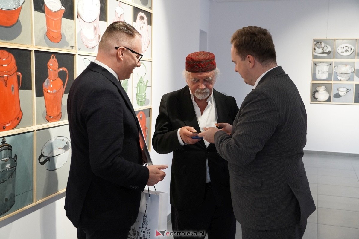 Wernisaż wystawy Obrazy, obiekty Mieta Olszewskiego [23.05.2024] - zdjęcie #42 - eOstroleka.pl