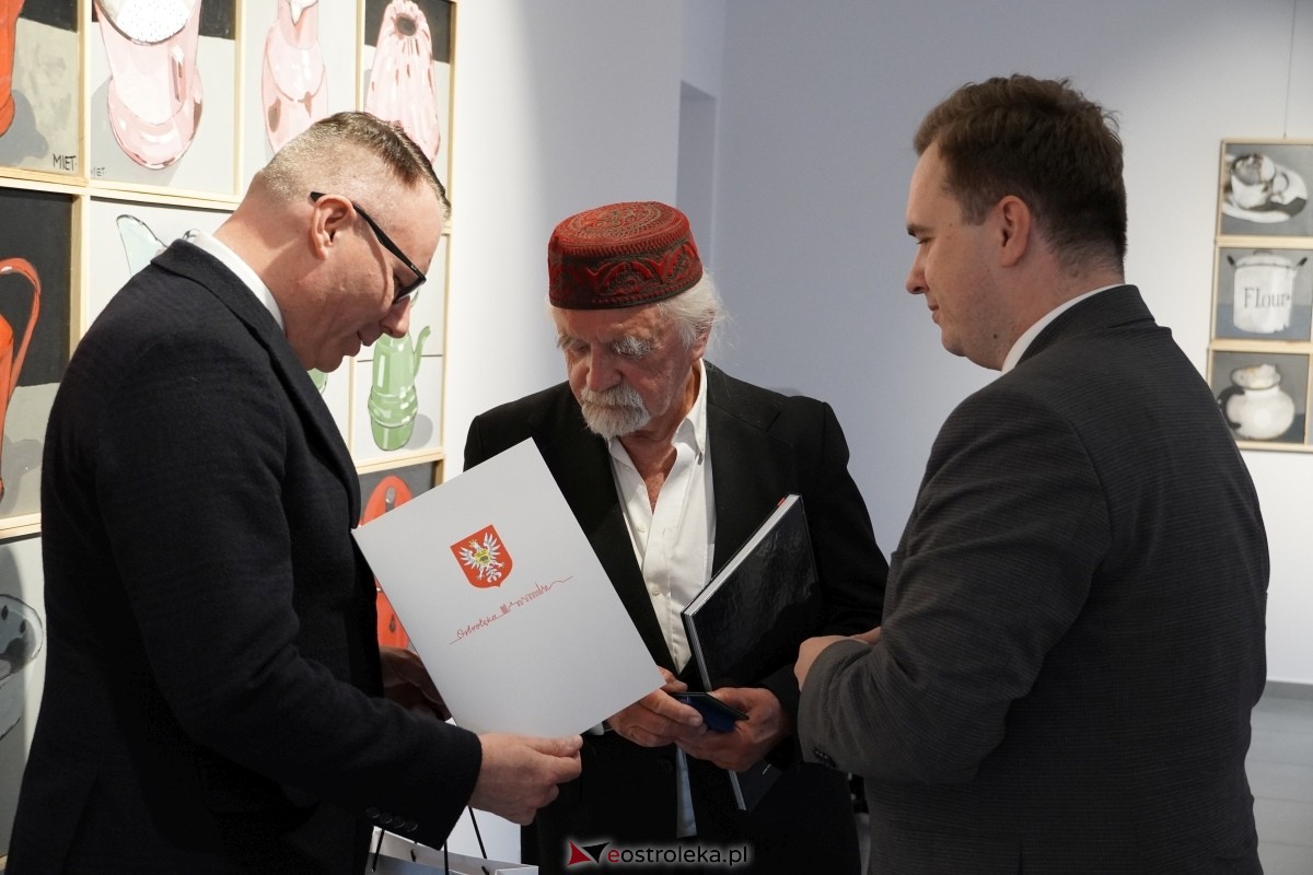 Wernisaż wystawy Obrazy, obiekty Mieta Olszewskiego [23.05.2024] - zdjęcie #41 - eOstroleka.pl