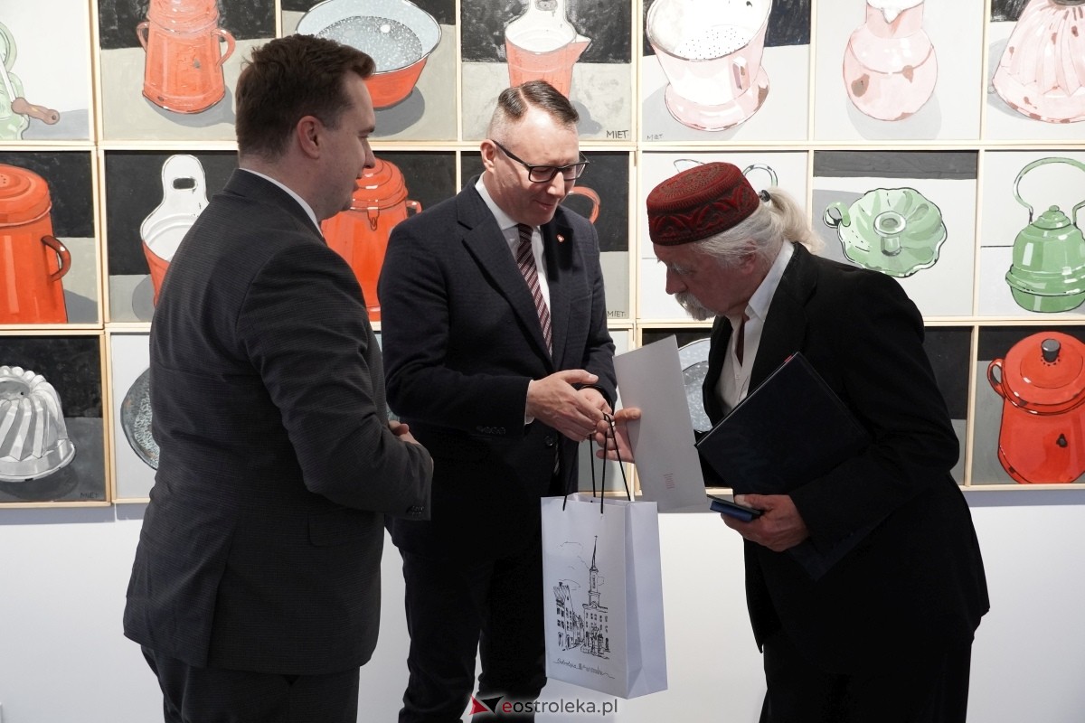 Wernisaż wystawy Obrazy, obiekty Mieta Olszewskiego [23.05.2024] - zdjęcie #40 - eOstroleka.pl