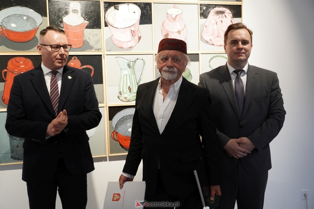 Wernisaż wystawy Obrazy, obiekty Mieta Olszewskiego [23.05.2024] - zdjęcie #38 - eOstroleka.pl