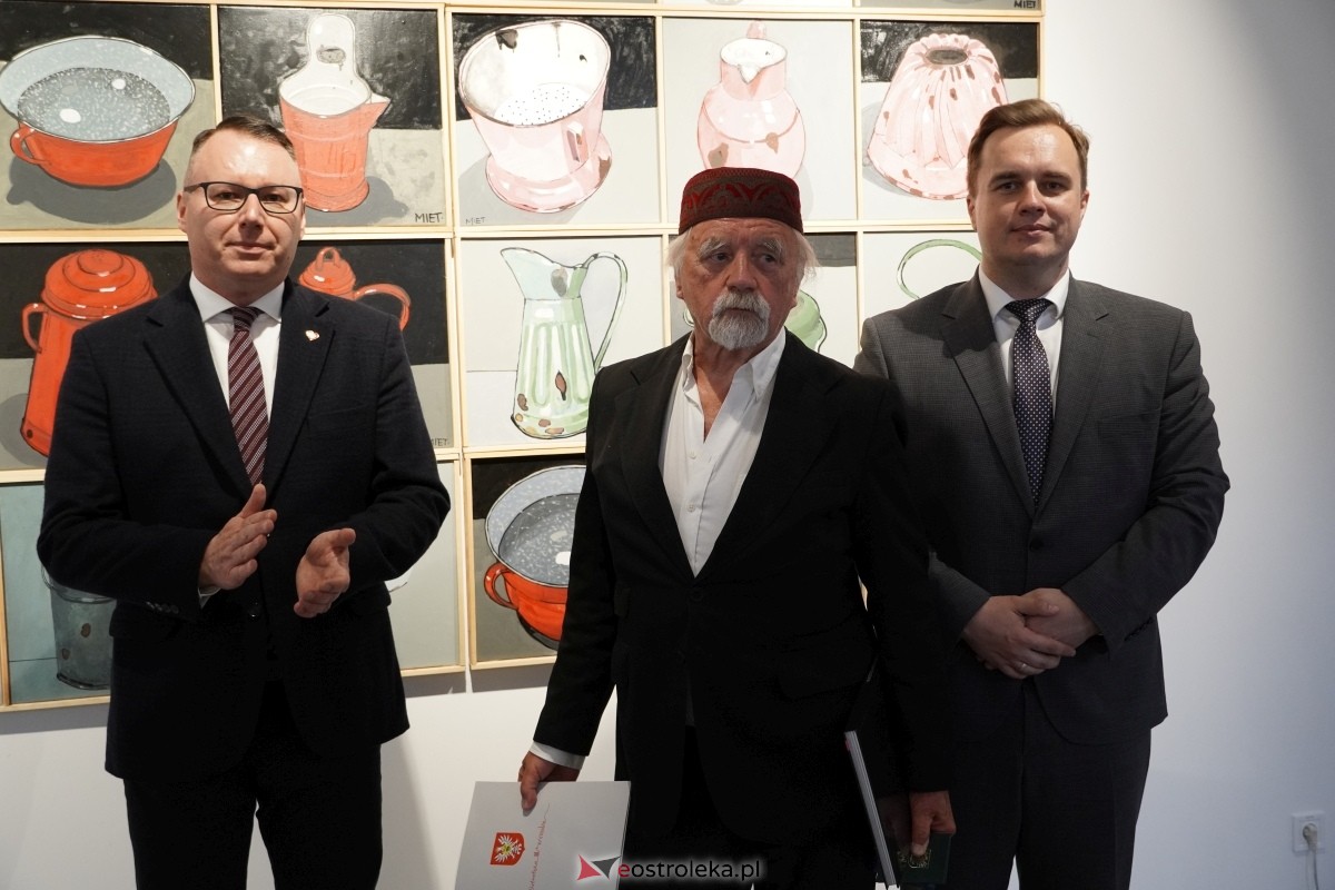 Wernisaż wystawy Obrazy, obiekty Mieta Olszewskiego [23.05.2024] - zdjęcie #37 - eOstroleka.pl