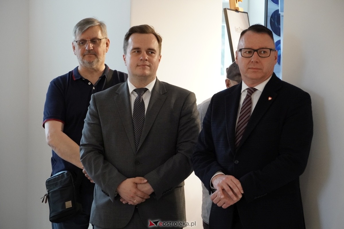 Wernisaż wystawy Obrazy, obiekty Mieta Olszewskiego [23.05.2024] - zdjęcie #31 - eOstroleka.pl