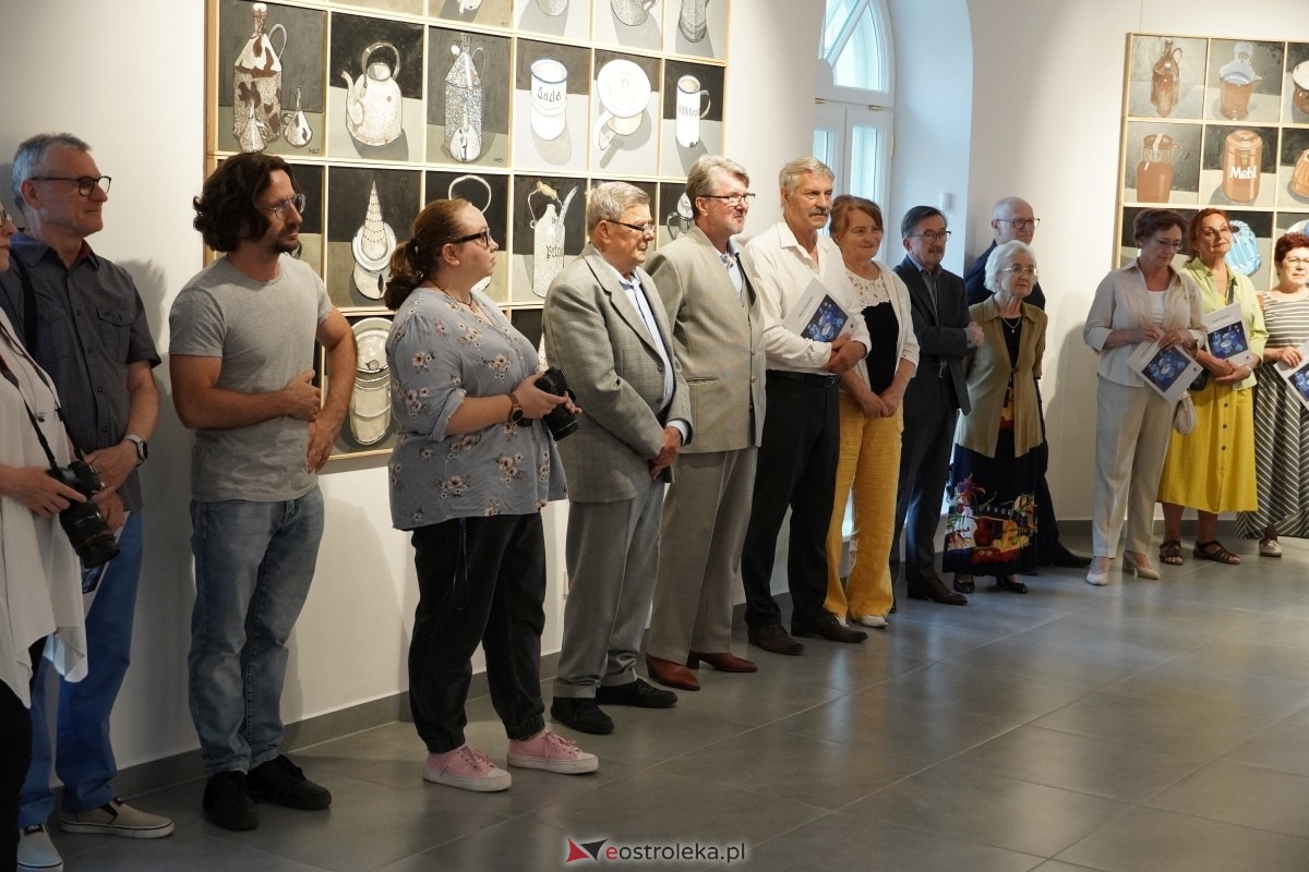 Wernisaż wystawy Obrazy, obiekty Mieta Olszewskiego [23.05.2024] - zdjęcie #25 - eOstroleka.pl