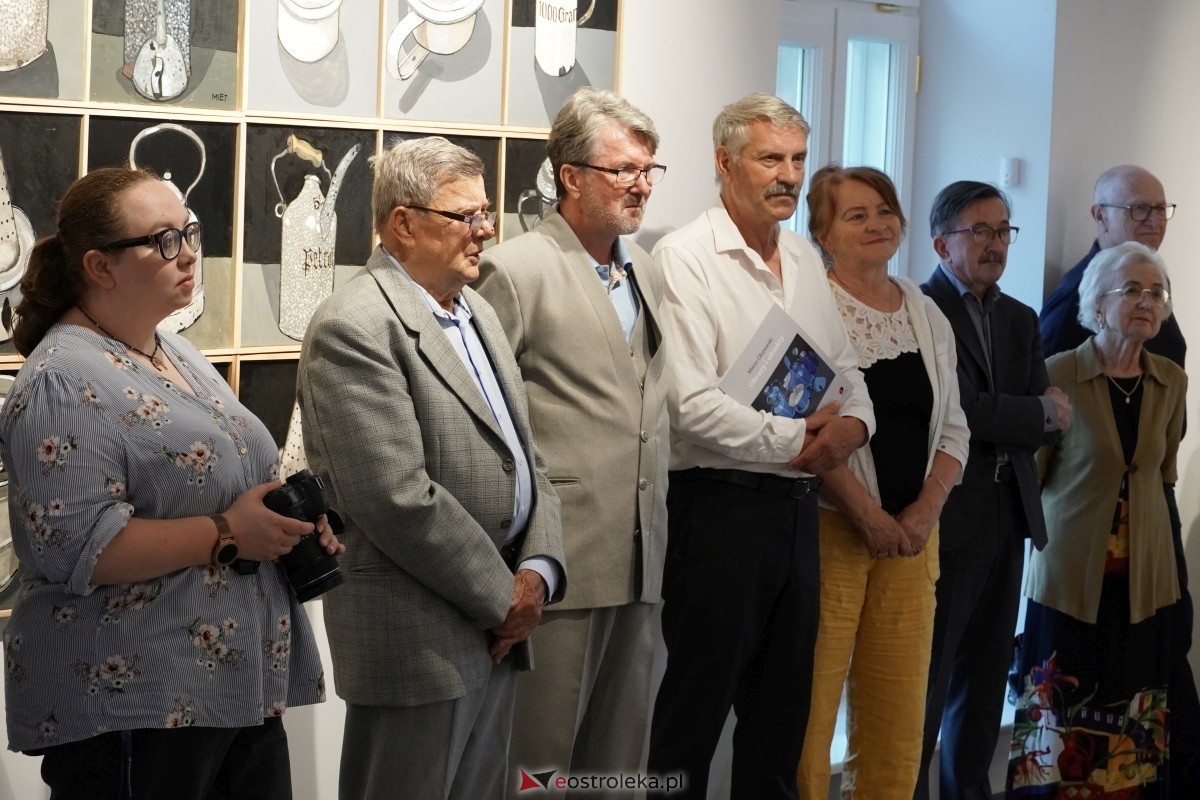 Wernisaż wystawy Obrazy, obiekty Mieta Olszewskiego [23.05.2024] - zdjęcie #24 - eOstroleka.pl