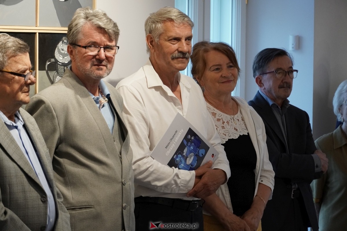 Wernisaż wystawy Obrazy, obiekty Mieta Olszewskiego [23.05.2024] - zdjęcie #23 - eOstroleka.pl