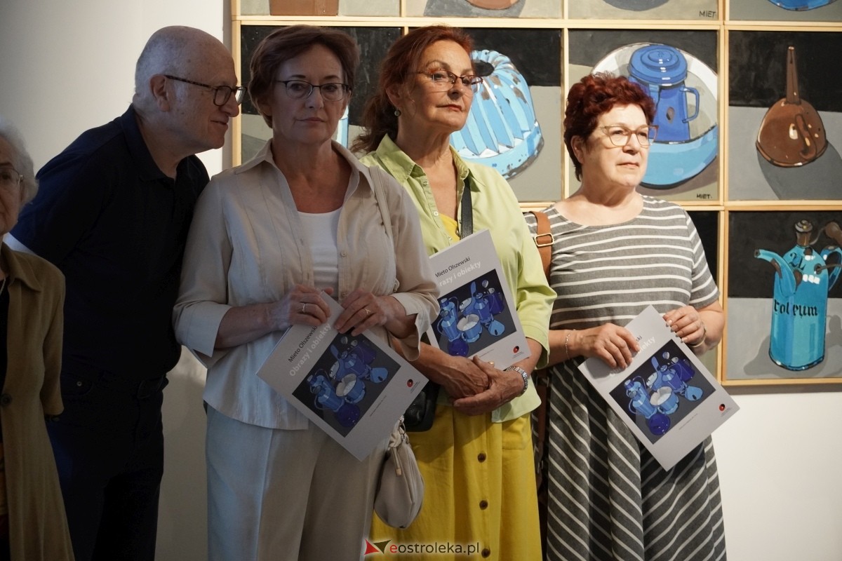 Wernisaż wystawy Obrazy, obiekty Mieta Olszewskiego [23.05.2024] - zdjęcie #21 - eOstroleka.pl