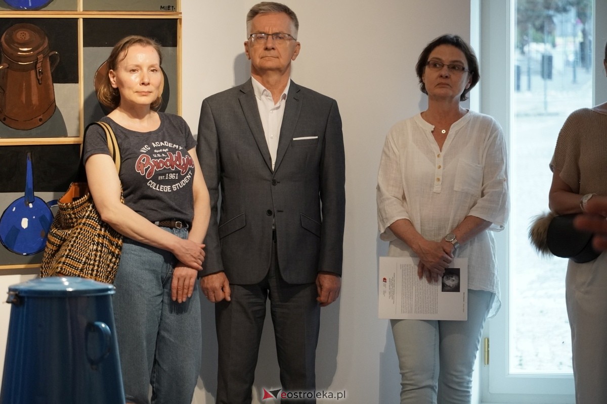 Wernisaż wystawy Obrazy, obiekty Mieta Olszewskiego [23.05.2024] - zdjęcie #20 - eOstroleka.pl