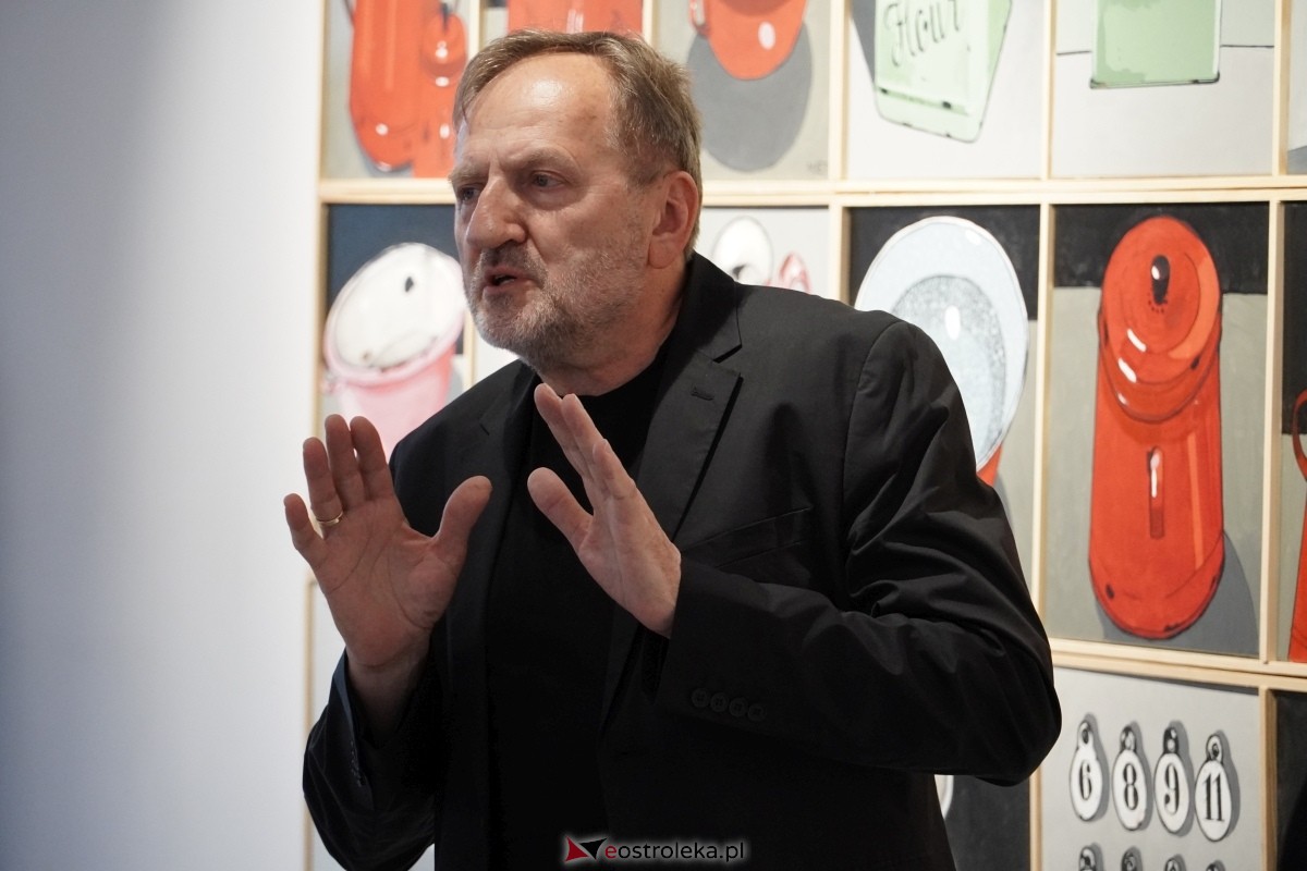 Wernisaż wystawy Obrazy, obiekty Mieta Olszewskiego [23.05.2024] - zdjęcie #17 - eOstroleka.pl