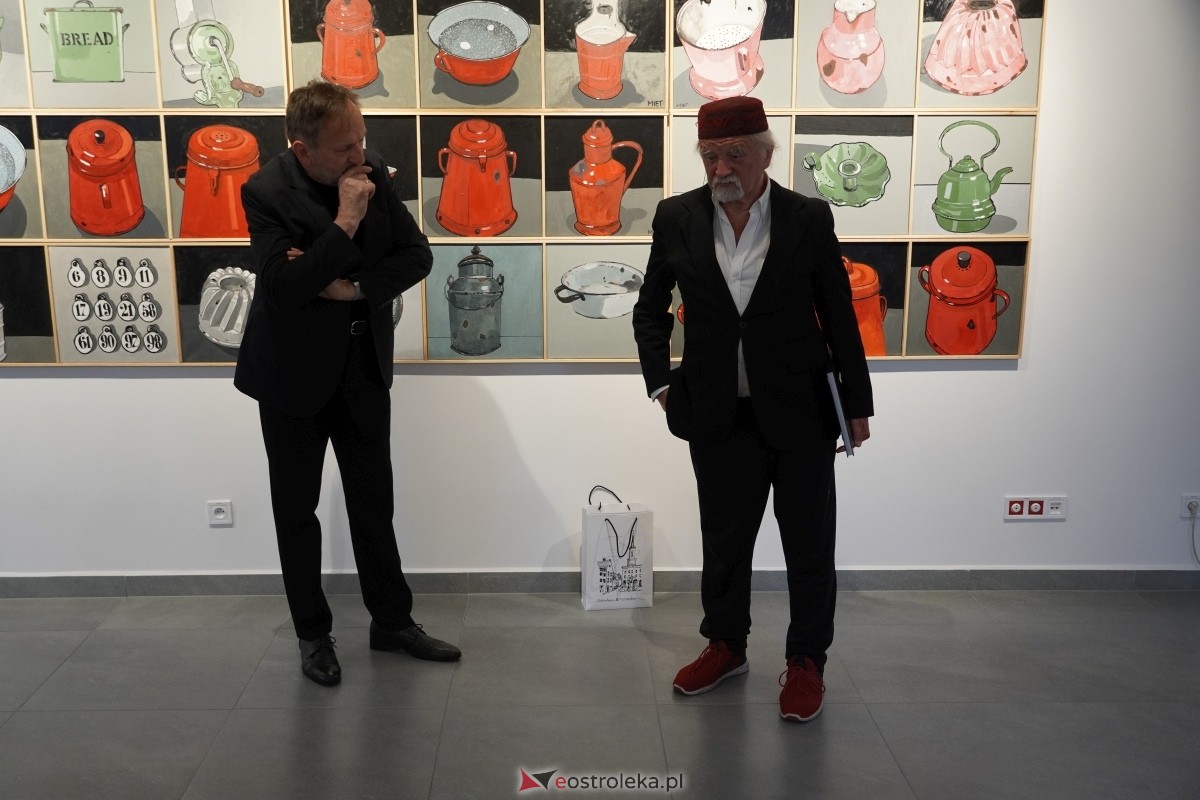 Wernisaż wystawy Obrazy, obiekty Mieta Olszewskiego [23.05.2024] - zdjęcie #14 - eOstroleka.pl