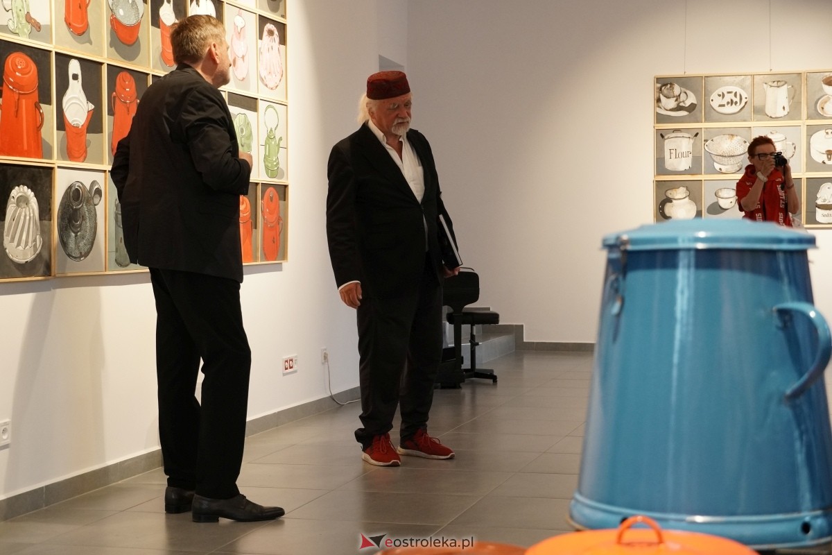 Wernisaż wystawy Obrazy, obiekty Mieta Olszewskiego [23.05.2024] - zdjęcie #9 - eOstroleka.pl
