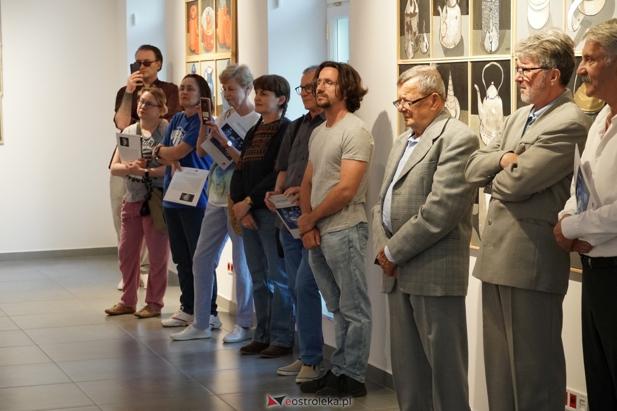 Wernisaż wystawy Obrazy, obiekty Mieta Olszewskiego [23.05.2024] - zdjęcie #7 - eOstroleka.pl