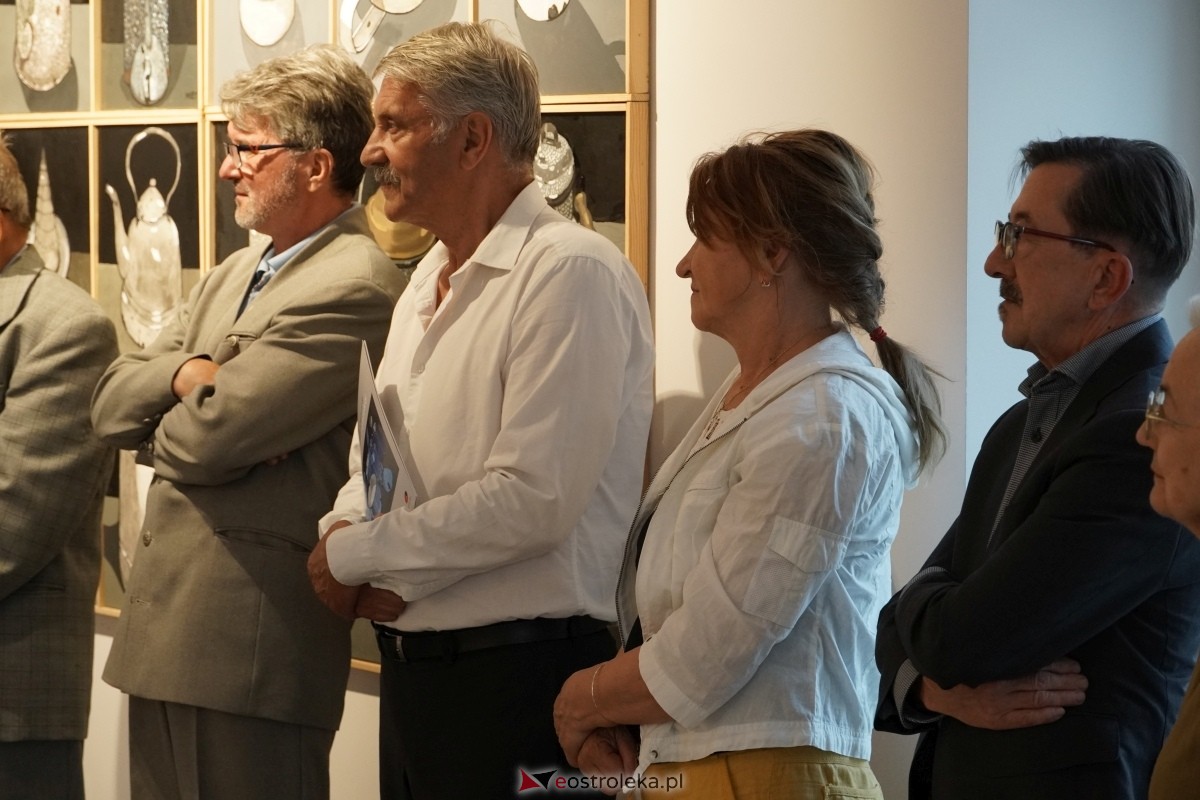 Wernisaż wystawy Obrazy, obiekty Mieta Olszewskiego [23.05.2024] - zdjęcie #6 - eOstroleka.pl