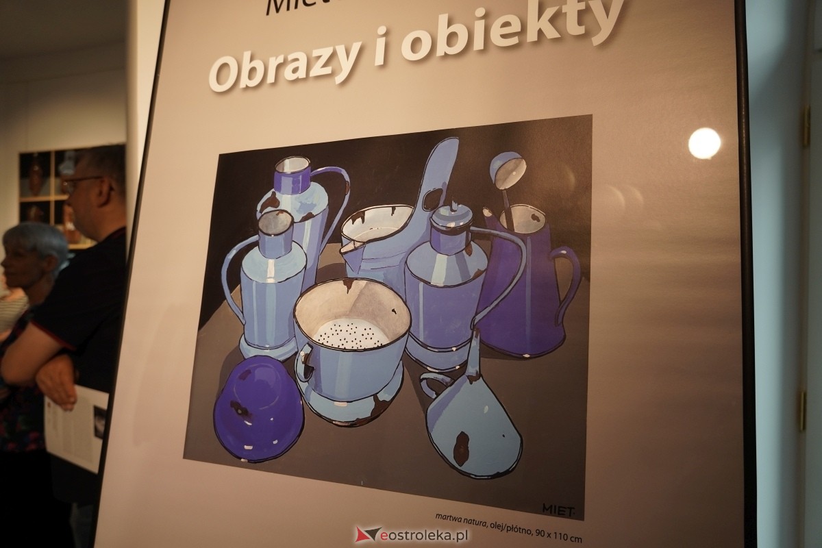 Wernisaż wystawy Obrazy, obiekty Mieta Olszewskiego [23.05.2024] - zdjęcie #4 - eOstroleka.pl
