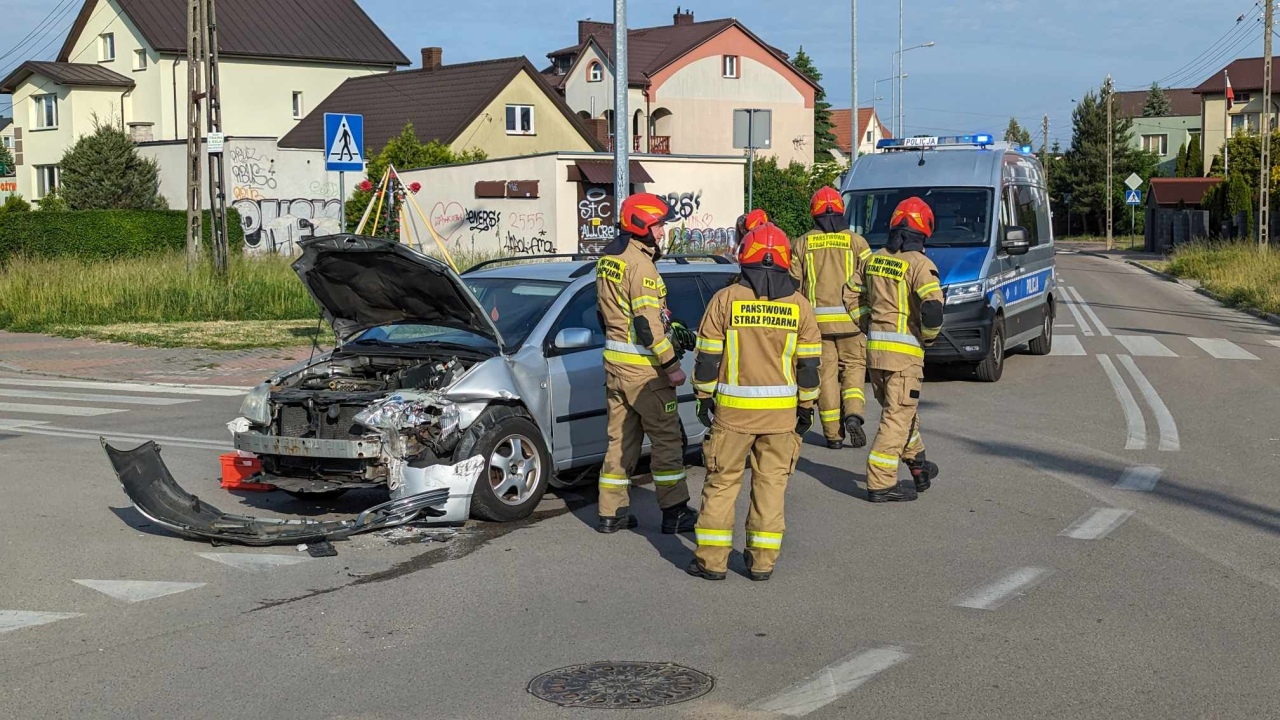 Kolizja na osiedlu Stacja! Służby ratunkowe na miejscu [24.05.2024] - zdjęcie #4 - eOstroleka.pl