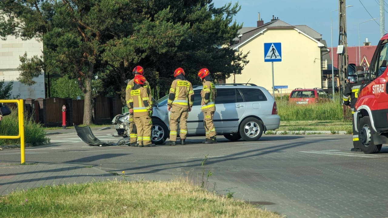 Kolizja na osiedlu Stacja! Służby ratunkowe na miejscu [24.05.2024] - zdjęcie #3 - eOstroleka.pl